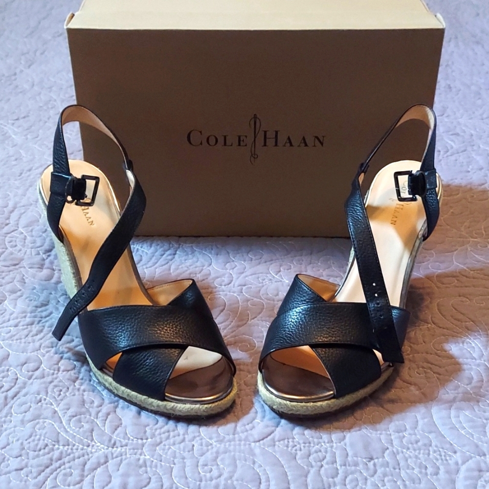 LIKE NEW! COLE HAAN Hart Wedge Sandal Black Pebbled Leather Jute Rope 8 1/2B